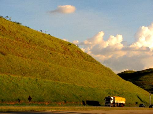 talude-artificial-de-estradas-com-curva-de-nivel